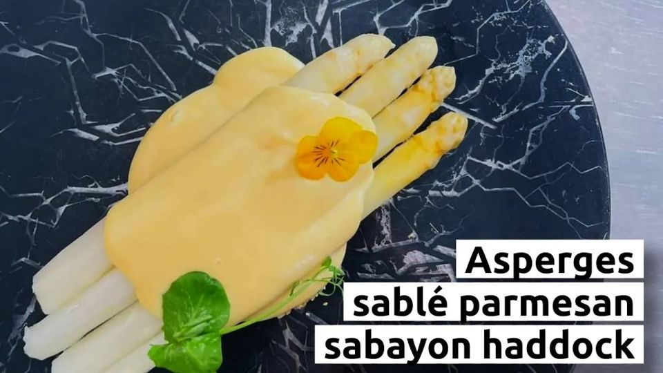 A feu doux : Les Fines Herbes #2 Asperges sur sablé parmesan et sabayon haddock