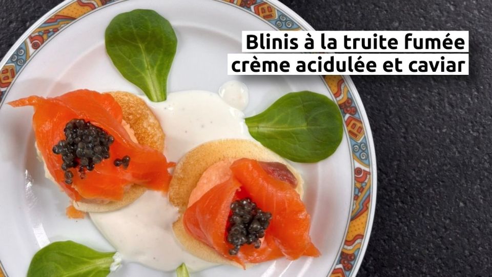 A feu doux : De Buyer #01 Blinis à la truite fumée, crème acidulée et caviar