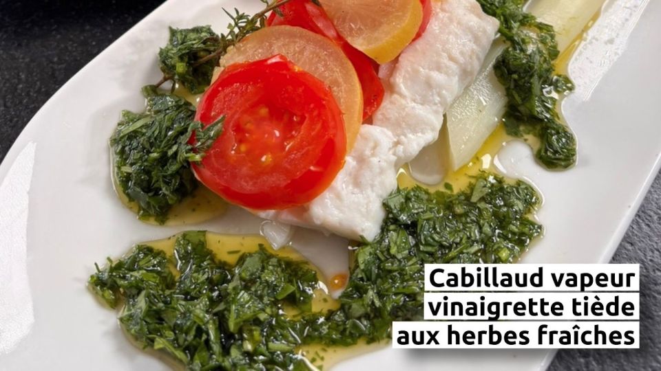 A feu doux : De Buyer #03 Cabillaud vapeur, duo d’asperges et vinaigrette tiède aux herbes fraîches
